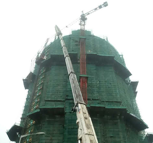 阿克苏吊车在工地上作业